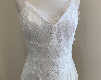 Vestido de novia - vestido de encaje - encaje Chantilly - vestido de novia de satén - espalda con escote en V profundo - tirantes finos