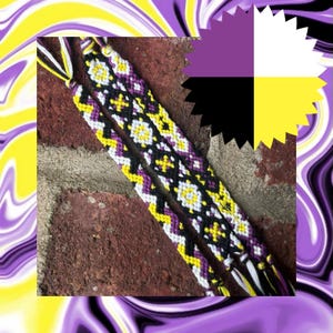 Può includere: Due braccialetti intrecciati a mano con un motivo geometrico ripetitivo in filo giallo, bianco, nero e viola. I braccialetti hanno estremità intrecciate con nappe sciolte e mostrano un complesso design a nodi lungo tutta la lunghezza.