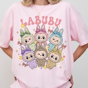 Maglietta Labubu in edizione limitata, maglietta con grafica di bambole dei cartoni animati carine, maglietta con personaggi kawaii di Labubu, maglietta colorata in stile anime chibi, amici coordinati
