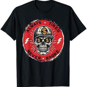 Könnte beinhalten: Schwarzes T-Shirt mit einem Totenkopf, der eine Baseballkappe mit Dollarzeichen als Augen trägt. Der Totenkopf befindet sich in einem roten Kreis mit den weißen Worten "ALWAYS TIRED NEVER BROKE". Blitze flankieren den Totenkopf.