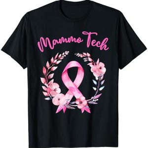 Könnte beinhalten: Schwarzes T-Shirt mit dem Text "Mammo Tech" in rosa Schrift. Ein rosa Band mit einem Blumenkranz ist mittig auf dem Shirt platziert.