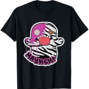Könnte beinhalten: Schwarzes T-Shirt mit einem pinkfarbenen und weißen Zebra-gestreiften Geister-Motiv mit dem Wort "MAYHEM!" darunter.