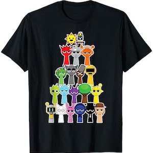 Könnte beinhalten: Schwarzes T-Shirt mit einer bunten Grafik einer Pyramide aus Comicfiguren. Die Figuren sind alle in verschiedenen Farben und haben unterschiedliche Gesichtsausdrücke. Die Spitze der Pyramide ist eine gelbe Sonne mit einem Gesicht.