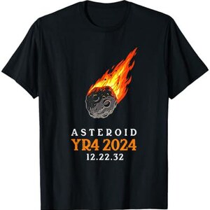 Könnte beinhalten: Schwarzes T-Shirt mit einem Grafikdruck eines brennenden Asteroiden und dem Text "ASTEROID YR4 2024 12.22.32"