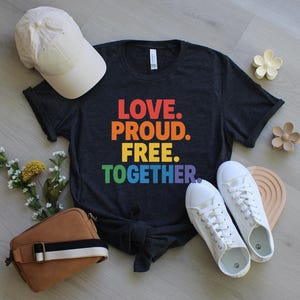 Liebe. Stolz. Kostenlos. Zusammen. Trans Rechte Shirt Regenbogen Pride Shirt Die Zukunft ist inklusive Sweatshirt Liebe für alle LGBTQ Geschenk Shirt