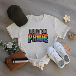 Auf Stolz gebaut Robuster Stolz, Regenbogen stolz Shirt LGBTQ Geschenk Shirt Die Zukunft ist inklusive Liebe für alle 100% Baumwolle Trans Rechte Shirt