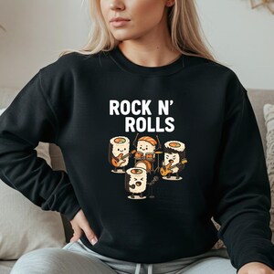 Rock and Rolls Sushi Band Silly Sweatshirt Tuna Salmon Food Humor Foodie T Shirt Vintage Estetyczna Retro Grafika Tee Zabawna Bluza Jedzenie