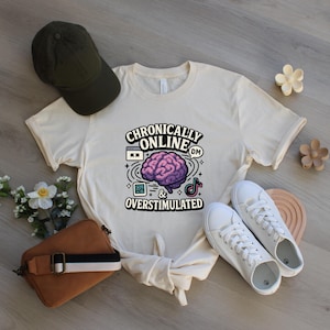 Chronicznie online i nadmiernie stymulowany, mózg, zabawna, modna koszulka z humorem na temat zdrowia psychicznego, koszulka z generacją Z, zabawna koszulka dla introwertyków, nadmiernie stymulowana koszulka