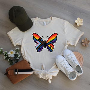 Schmetterlings-Stolz-Flaggen-Farben, Transrecht-Hemd Regenbogen-Stolz-Hemd LGBTQ-Geschenk-Hemd 100% Baumwolle-Liebe für jeder die Zukunft ist inklusive