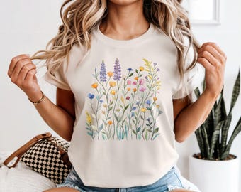 Gepresstes Wildblumen-T-Shirt, botanisches grafisches T-Shirt, Boho Cottagecore-T-Shirt, botanisches Blumen-T-Stück Wildblumen-Shirt