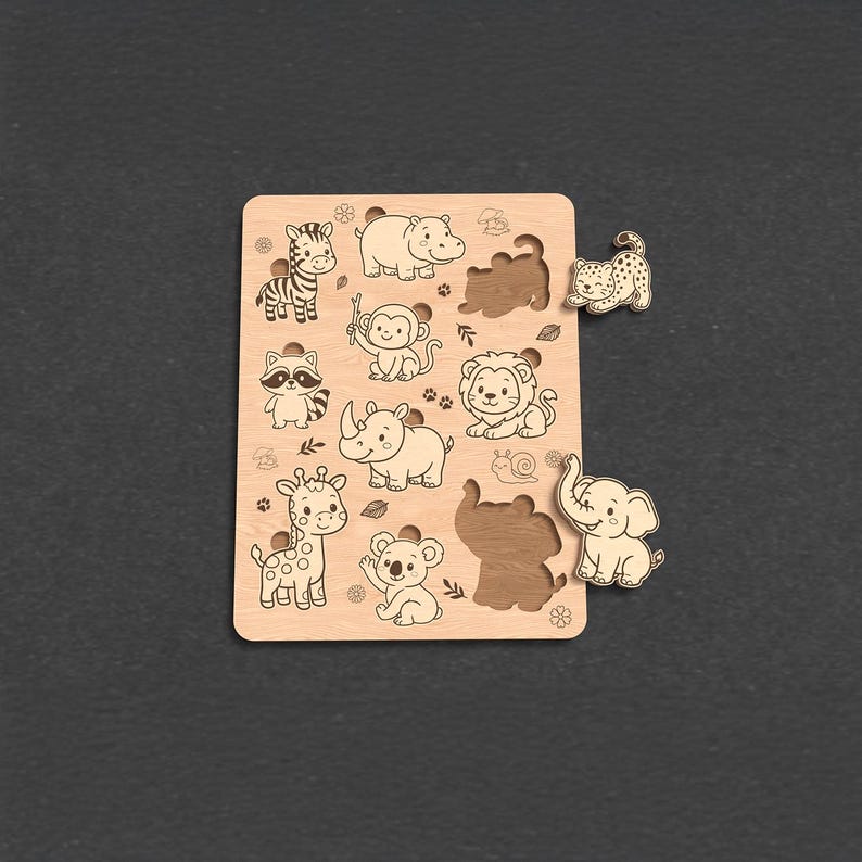 Op de afbeelding: Houten dierenpuzzel met een zebra, nijlpaard, aap, wasbeer, neushoorn, leeuw, giraffe, koala, olifant en luipaard. De puzzelstukken zijn uitneembaar en hebben een natuurlijke houten afwerking. Donkere achtergrond.