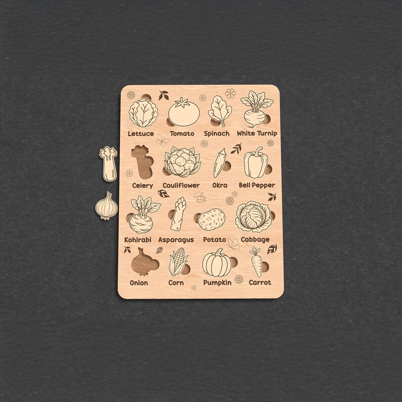 Op de afbeelding: Houten groentepuzzel met 16 verschillende groenten, waaronder sla, tomaat en wortel. Elke groente is voorzien van zijn naam. Inclusief aparte puzzelstukjes voor selderij en ui.