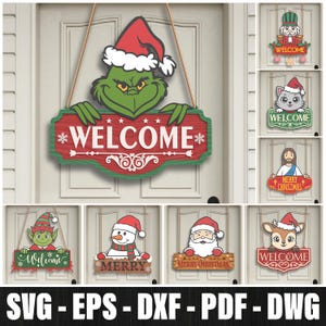Op de afbeelding: Een verzameling kerstdeurborden. Het hoofdbord toont een groene Grinch-figuur met een kerstmuts, die een rood en groen bord vasthoudt met "WELCOME". Andere borden tonen een notenkraker, kat, Jezus, elf, sneeuwman, kerstman en rendier.
