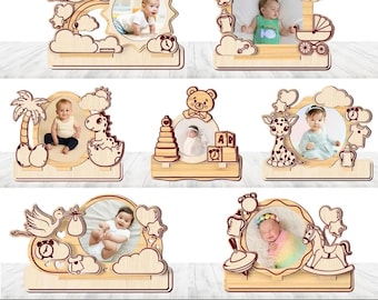Könnte beinhalten: Eine Auswahl an Holz-Bilderrahmen für Babys, verziert mit dekorativen Elementen wie Wolken, Tieren und Baby-Symbolen. Jeder Rahmen bietet Platz für ein Foto und ist für Laserschneideprojekte konzipiert.