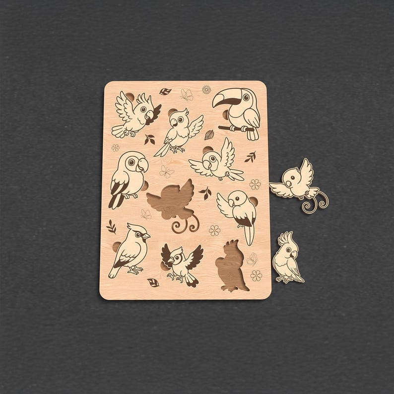 Op de afbeelding: Houten vogelpuzzel met verschillende vogelsoorten, waaronder een toekan, een uil en een papegaai. De puzzelstukken zijn lasergesneden met gedetailleerde ontwerpen. De puzzel is lichtbruin en bevat verschillende vormen en maten.
