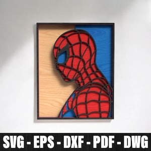 Pode incluir: Uma obra de arte em madeira emoldurada e em camadas com um perfil lateral do Homem-Aranha. A obra de arte usa cores vermelhas, pretas e azuis, com um fundo de grão de madeira. A parte inferior da imagem exibe o texto "SVG - EPS - DXF - PDF - DWG".