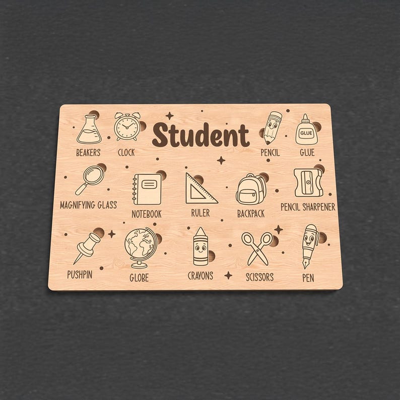 Op de afbeelding: Houten plaat met het woord "Student" en illustraties van schoolspullen, waaronder een klok, potlood, lijm, vergrootglas, notitieboek, liniaal, rugzak, punaise, wereldbol, kleurpotloden, schaar en pen.