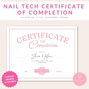 Op de afbeelding: Een roze en wit certificaat met de tekst "NAIL TECH CERTIFICATE OF COMPLETION". Het certificaat is US Letter formaat, 27,9 cm x 21,6 cm, en aanpasbaar. Het bevat ruimte voor een naam, cursusnaam, datum en bedrijfslogo. Een roze sticker zegt "CUSTOM ORDERS AVAILABLE."