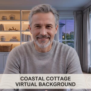 Könnte beinhalten: Ein virtuelles Hintergrundbild mit einem hellen Raum, eingebauten Regalen mit Büchern und Dekorationsgegenständen sowie einem Blick in einen Garten. Der Text COASTAL COTTAGE VIRTUAL BACKGROUND und ein kreisförmiges Logo sind zu sehen.