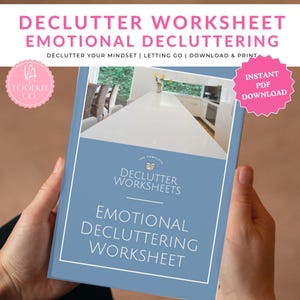 Pode incluir: Um caderno azul intitulado "Emotional Decluttering Worksheet" é exibido em frente a uma cena de cozinha. O caderno tem o texto "Declutter Worksheets" e "Instant PDF Download". O texto superior diz "Declutter Worksheet Emotional Decluttering".