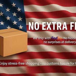 Op de afbeelding: Een bruine kartonnen doos staat voor een Amerikaanse vlag. De tekst "NO EXTRA FEES" staat boven de doos. Extra tekst luidt: "We ship with FedEx - No hidden costs, no surprises at delivery" en "Enjoy stress-free shopping - no customs hassle for U.S."