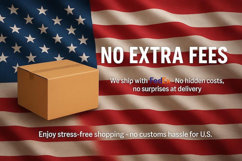 Op de afbeelding: Een bruine kartonnen doos staat voor een Amerikaanse vlag. De tekst "NO EXTRA FEES" staat boven de doos. Extra tekst luidt: "We ship with FedEx - No hidden costs, no surprises at delivery" en "Enjoy stress-free shopping - no customs hassle for U.S."
