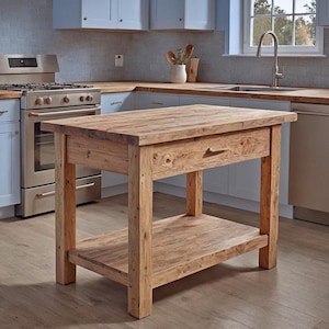 Puede incluir: Isla de cocina de madera rústica con un cajón y un estante inferior. La isla es de madera marrón claro y tiene forma rectangular. Se encuentra en una cocina con armarios azul claro y una estufa de acero inoxidable.