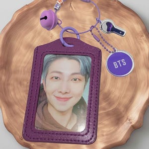 Portafoto/portachiavi in pelle dei BTS, regalo per fan dell'esercito, espositore per foto, merchandising dei BTS, accessorio dei BTS, portachiavi ARMY Bomb, Lightstick dei BTS.