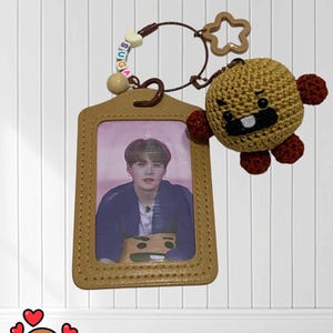BTS BT21 Inspirierter Fotokartenhalter/Schlüsselanhänger, Armee Fan Geschenk, Bias Karte Display, BTS Merchandise, BTS Accessoire, BT21 Gehäkelter Schlüsselanhänger