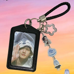 Chaveiro com porta-cartões de fotos inspirado no Stray Kids, produtos feitos por fãs do Stray Kids, inspirado no SKZOO, presente SKZ K-pop para STAYs, conjunto de chaveiros Stray Kids.