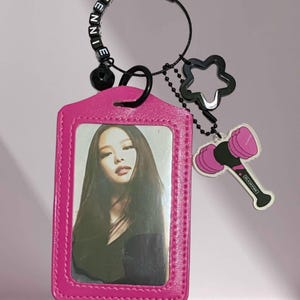 Porta-cartões de fotos inspirado em BLACKPINK, feito por fãs, porta-cartões rosa pastel, produtos BLACKPINK, pingente de bastão de luz Blackpink, pingente BI-Ping-Bong.