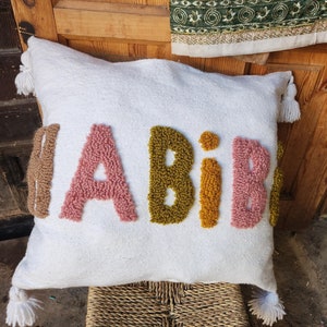 Almohada marroquí hecha a mano con letras "Habib" con mechones: decoración de cojín bohemio para un estilo de vida rústico: almohada decorativa artesanal acogedora