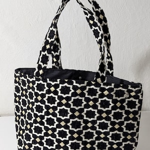 Handgemachte marokkanische Brokat-Tragetasche – Schwarze geometrische Handtasche aus ethnischem Stoff – Traditionelle Handtasche im Arabesken-Design – Boho Chic Artisan Tote