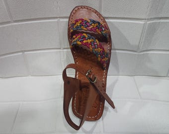 Handgefertigte marokkanische Ledersandalen für Damen – Bunte flache Boho-Sommersandalen mit Knöchelriemen | Rustikale mehrfarbige Artisan-Slipper mit offener Zehenpartie