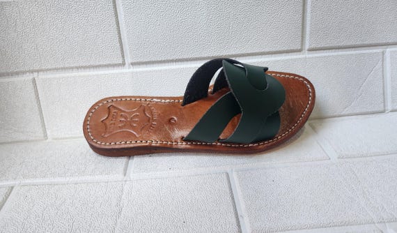 Handmade Moroccan Forest Green Leather Sandals – Women’s Flat Artisan Slides – Minimalist Summer Boho Shoes – Barefoot Traditional Footwear