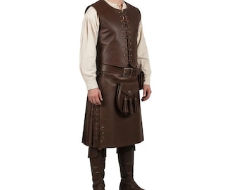 Può includere: Un gilet in pelle marrone con allacciatura frontale, abbinato a un kilt e una pochette coordinati. L'outfit comprende stivali marroni al ginocchio e una camicia a maniche lunghe color crema. Il kilt ha cuciture decorative sul lato.