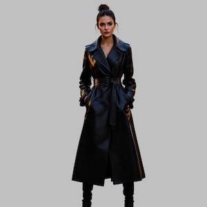 Puede incluir: Una gabardina de cuero negro con cierre de doble botonadura, cinturón y silueta larga y fluida.