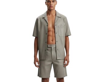 Conjunto de camisa y shorts de cuero para hombre, atuendo de verano de dos piezas, top minimalista abotonado, corte relajado, ropa urbana de lujo para resorts.