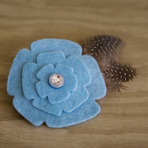 Barrette fleur en feutre bleu clair avec plumes