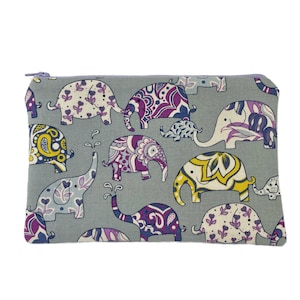 Bolsa con cremallera y elefantes estampados
