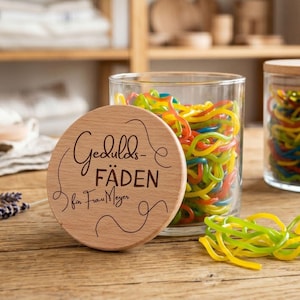 Personalisiertes Vorratsglas Geduldsfäden mit graviertem Holzdeckel aus Buche, ideales Abschiedsgeschenk für Erzieherin und Lehrerin.