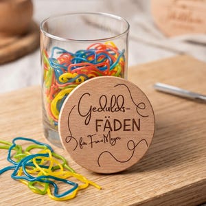 Nahaufnahme Lasergravur Geduldsfäden auf Buchenholz, hochwertige Geschenkidee für Trainer und ehrenamtliche Helfer, danke sagen.