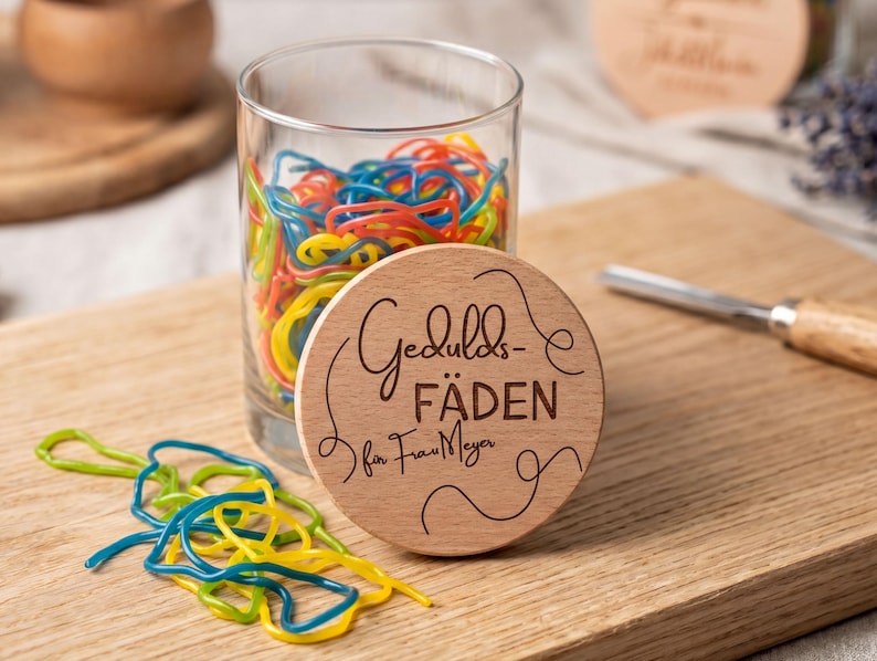 Nahaufnahme Lasergravur Geduldsfäden auf Buchenholz, hochwertige Geschenkidee für Trainer und ehrenamtliche Helfer, danke sagen.