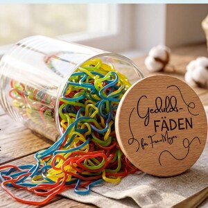 Gravierter Deckel aus Buchenholz mit individuellem Namen, personalisiertes Vorratsglas als wertschätzendes Geschenk für Alltagshelden.