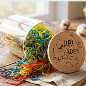 Gravierter Deckel aus Buchenholz mit individuellem Namen, personalisiertes Vorratsglas als wertschätzendes Geschenk für Alltagshelden.