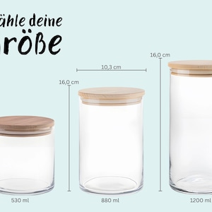Puede incluir: Tres tarros de vidrio transparente con tapas de madera, cada uno con su capacidad en mililitros y dimensiones en cent&iacute;metros. El texto "W&auml;hle deine Gr&ouml;&szlig;e" est&aacute; en la parte superior. Los tarros var&iacute;an en altura y anchura.
