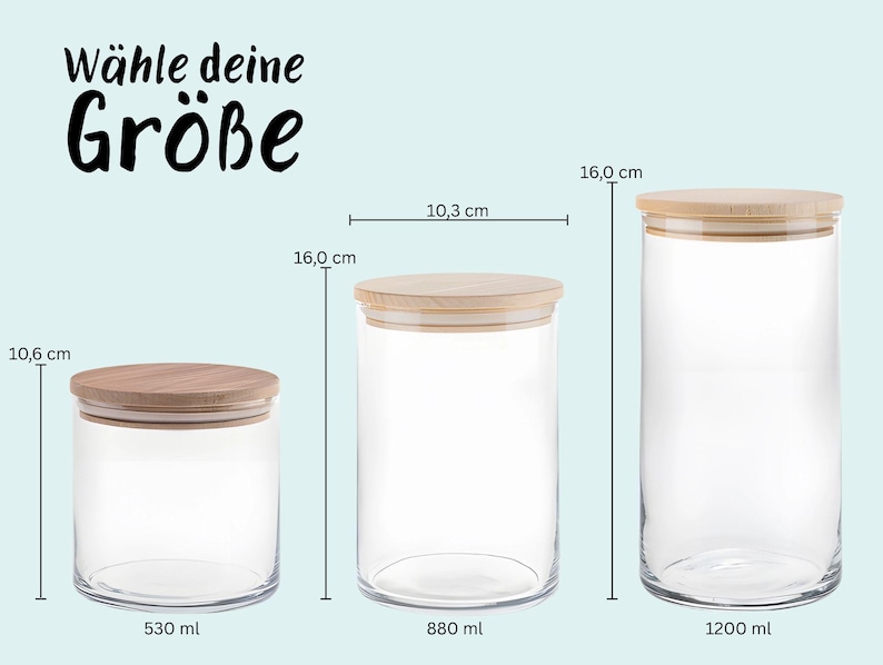 Puede incluir: Tres tarros de vidrio transparente con tapas de madera, cada uno con su capacidad en mililitros y dimensiones en cent&iacute;metros. El texto "W&auml;hle deine Gr&ouml;&szlig;e" est&aacute; en la parte superior. Los tarros var&iacute;an en altura y anchura.