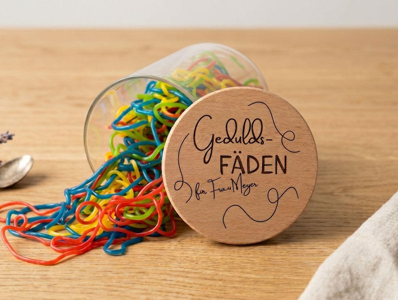 Graviertes Glas mit Name personalisiert, Geschenk für Kollegin zum Abschied oder Geburtstag, nachhaltiger Holzdeckel mit Silikondichtung.