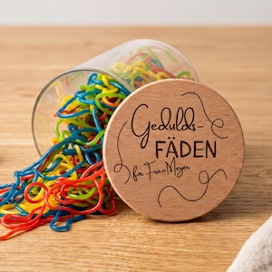 Graviertes Glas mit Name personalisiert, Geschenk für Kollegin zum Abschied oder Geburtstag, nachhaltiger Holzdeckel mit Silikondichtung.