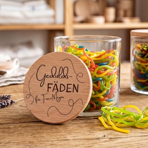 Personalisiertes Vorratsglas Geduldsfäden mit graviertem Holzdeckel aus Buche, ideales Abschiedsgeschenk für Erzieherin und Lehrerin.